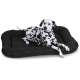 Ein schwarzes Hundebett mit einem Dalmatiner, der bequem darauf liegt und sein charakteristisches schwarz-weiß geflecktes Fell zeigt.