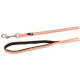 Orangefarbene und schwarze Hundeleine mit reflektierenden Streifen und einem Metallclip, entworfen für Sicherheit während der Spaziergänge.