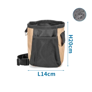 Eine Leckerlitasche für Haustiere in Tan und Schwarz, 20 cm hoch und 14 cm breit, mit einem Riemen und einer Vordertasche für einfachen Zugriff.