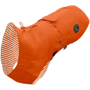 Helle orange Hunderegenjacke mit gestreiftem Innenfutter, mit einem Logo-Patch und verstellbaren Riemen für einen sicheren Sitz.