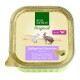 Pâté für erwachsene Katzen mit Geflügel und Kaninchen, mit einem goldenen und pastellfarbenen Verpackungsdesign; enthält Text in Deutsch, Französisch und Italienisch.