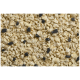 Nahaufnahme beige Katzenstreuflocken mit verstreuten kleinen schwarzen Kohlestücken.