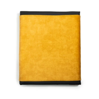 Ein gefaltetes Haustierbett mit einer weichen, gelben Wildleder-ähnlichen Oberseite und einem schwarzen Boden, das ein einfaches und modernes Design zeigt.