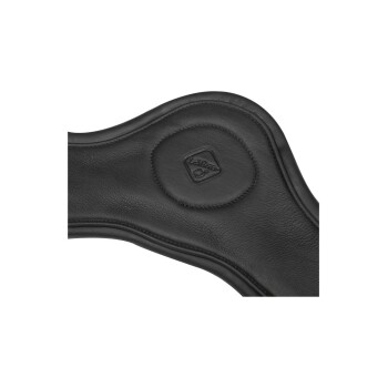 Nahaufnahme eines schwarzen Leder-Haustiergeschirrs mit strukturiertem Finish und einem kleinen Logo-Patch, das sein schlankes Design zeigt.