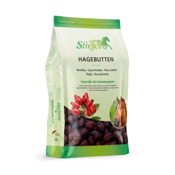 Eine klare Plastiktüte gefüllt mit getrockneten Hagebuttenfrüchten, gekennzeichnet mit "Stiefel Hagebutte" mit einem Pferdebild, 2,5 kg, und Text über die Vorteile für das Immunsystem.