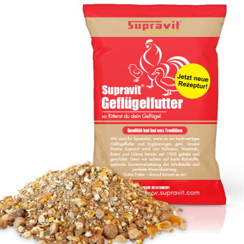 Roter und beiger 25-kg-Sack Supravit Geflügelfutter mit Illustrationen von Huhn, Küken und Ente, hergestellt in Deutschland.