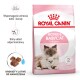 Opakowanie suchej karmy dla kotów Royal Canin Mother & Babycat, z matką kotką i kociakiem, z tekstem podkreślającym wsparcie zdrowotne i łatwe do namoczenia krokiety.