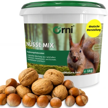 Ein 1 kg Behälter "Nüsse Mix" von Orni, mit einem Eichhörnchen, das eine Nuss hält, mit Text, der eine Mischung aus Walnüssen, Haselnüssen und Eicheln beschreibt.