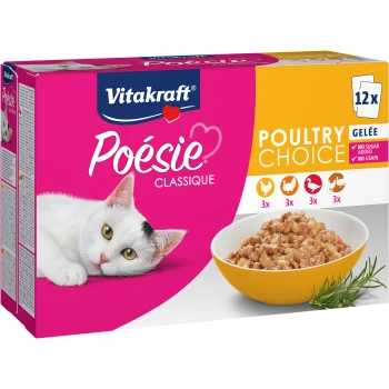 Un chat blanc avec une tache noire sur la tête repose à côté d'une boîte rose de nourriture pour chats Vitakraft Poésie, étiquetée 'Choix de volaille' avec un bol de nourriture humide.