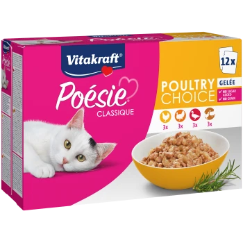 Eine weiße Katze mit einem schwarzen Fleck auf dem Kopf ruht neben einer rosa Schachtel Vitakraft Poésie Katzenfutter, beschriftet mit 'Geflügelwahl' und einer Schüssel mit Nassfutter.