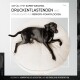 Ein schwarzer Hund ruht auf einem runden, beigen Hundebett, mit Text, der die weiche, druckentlastende und atmungsaktive Memory-Schaumfüllung des Bettes hervorhebt.