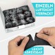 Eine Hand dehnt einen schwarzen elastischen Verband, mit einer Box von verpackten Verbänden dahinter. Text lautet "EINZELN LUFTDICHT VERPACKT" und "LEICHT ABREIßBAR."