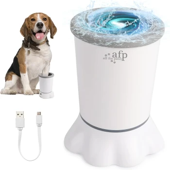 Weißer Trinkbrunnen für Haustiere mit Aufdruck 'afp all for paws' und spritzendem Oberteil, gezeigt mit Beagle und USB-Ladekabel.