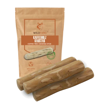 Ein Paket Wildfang Kaffeebaum-Kaustäbchen mit drei natürlichen Holzstäbchen vor einer braunen Tüte, beschriftet "Kaffeholz Kaustab."