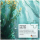 Unterwasserszene mit grünen und gelben Pflanzen, die 'PREMIUM QUALITÄT' und Informationen über hochwertige Zutaten für Haustiere zeigt.