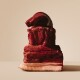Tranches empilées de viande rouge crue avec couches de graisse visibles, agencement sculptural sur fond beige