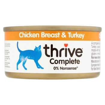 Nourriture en conserve pour chats étiquetée "Thrive Complete" avec du blanc de poulet et de la dinde, avec une silhouette de chat bleue et le slogan "0% Nonsense".