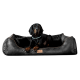 Ein schwarzer Hund ruht sich bequem auf einem plüschigen schwarzen Hundebett mit einem Lederetikett, das "tierlando" beschriftet ist.