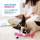 Jack-Russell-ähnlicher Hund kaut an einem pinken Flamingo-Spielzeug auf einem Teppich, mit einer Person am Laptop im Hintergrund; Text 'NUR HUNDE HÖREN ES'.
