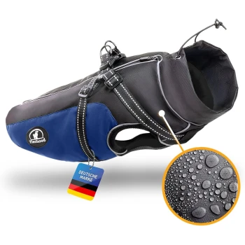 Eine schwarz-rote Hundejacke mit wasserdichtem Design, ausgestattet mit einer Geschirr-Befestigung und einem Etikett mit der Aufschrift "DEUTSCHE MARKE."