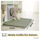 Eine graue getigerte Katze tritt aus einer grauen Filzkiste, mit einer grünen Matte, die 45CM mal 60CM misst, davor. Der Text lautet "Ideale Größe für Katzen."
