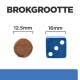 Afbeelding die de grootte van een huisdierenvoerbrokje (12,5 mm) vergelijkt met een blauwe dobbelsteen (16 mm) met de tekst "BROKGROOTTE" erboven.