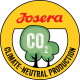 Rundes gelbes Abzeichen mit dem Logo "Josera", grüner Baumgrafik mit der Kennzeichnung "CO2" und dem Schriftzug "klimaneutrale Produktion".