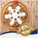 Ein runder Vogelfutterornament in Form einer Schneeflocke, dekoriert mit weißem Zuckerguss und einem roten Band, beschriftet mit 'PREMIUM.'