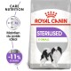 Sac de nourriture pour chiens Royal Canin Sterilised X-Small avec un petit chien noir et blanc, avec un texte mettant en avant la nutrition de soin et la réduction des calories.