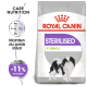 Sac de nourriture pour chiens Royal Canin Sterilised X-Small avec un petit chien noir et blanc, avec un texte mettant en avant la nutrition de soin et la réduction des calories.