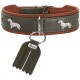 Olivgrünes Lederhalsband mit braunem Besatz, silbernen Dackel-Nieten, O-Ring und Wildleder-Quastenanhänger mit der Aufschrift „HUNTER“.