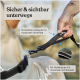 Hand hält eine schwarze Freudentier Hundeleine mit Notfallschlaufe und reflektierenden Streifen, befestigt an einem Hundehalsband.