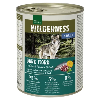Dosen-Hundefutter mit der Aufschrift "Wilderness Dark Fjord", das einen Wolf im Wald zeigt, mit 95 % Lachs-, Rentier- und Entenbestandteilen.