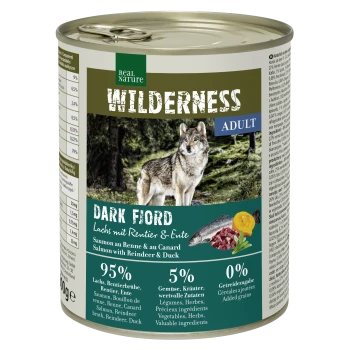 Dosen-Hundefutter mit der Aufschrift "Wilderness Dark Fjord", das einen Wolf im Wald zeigt, mit 95 % Lachs-, Rentier- und Entenbestandteilen.