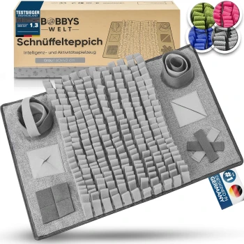 Grau Haustieraktivitätsmatte mit verschiedenen Texturen und Formen, entworfen für Intelligenz- und Aktivitätsspiele, mit einer Box beschriftet 'Bobby's Welt.'