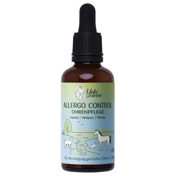 Braune Glasflasche mit einem Tropfer, beschriftet "allergo control" für die Ohrenpflege, mit einem türkisfarbenen Hintergrund und Text in deutscher Sprache.