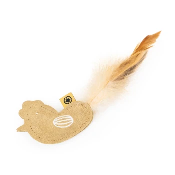 Ein plüschiges, hühnerförmiges Katzenspielzeug mit einem Feder-Schwanz, das ein gesticktes Design und ein kleines Etikett aufweist.