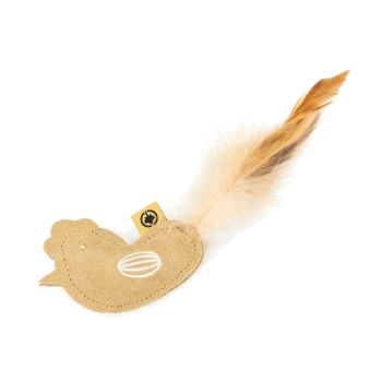 Ein plüschiges, hühnerförmiges Katzenspielzeug mit einem Feder-Schwanz, das ein gesticktes Design und ein kleines Etikett aufweist.