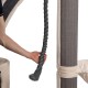 Eine Hand einer Person hält ein graues geflochtenes Seil, das an einem Katzenbaum befestigt ist, mit einem plüschigen Sockel und einem strukturierten Kratzpfosten.