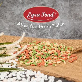 Bunte Fischfutterpellets in Grün, Orange und Gelb, verstreut auf Jute mit dem Text 'Lyra Pond - Alles für Ihren Teich.'