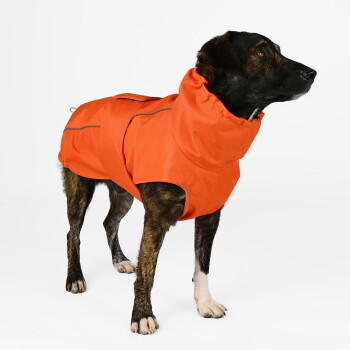 Nahaufnahme von rotem Thermofleece-Stoff in einer Sportbekleidungsanzeige, die seine Weichheit, Atmungsaktivität, Wärme, Pillenresistenz und Haltbarkeit zeigt.