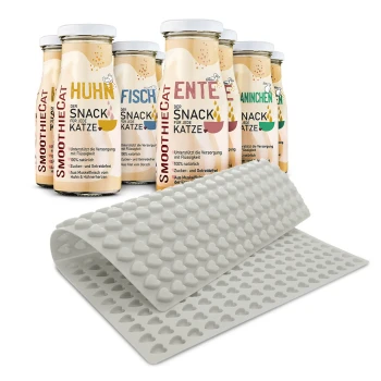 Flaschen von SmoothieCat-Katzensnacks in Geschmacksrichtungen wie Huhn, Fisch und Ente, mit einer rosa Silikonmatte mit Herzformen.