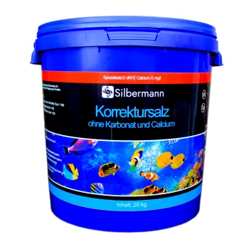 Blauer Eimer mit "Silbermann Korrektursalz" für Aquarien, gekennzeichnet als karbonat- und calciumfrei, mit einem Inhalt von 20 kg.