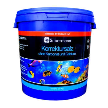Blauer Eimer mit "Silbermann Korrektursalz" für Aquarien, gekennzeichnet als karbonat- und calciumfrei, mit einem Inhalt von 20 kg.