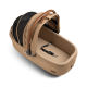 Ein stilvoller Haustierträger in beige mit einem Netzoberteil, mit braunen Ledergriffen und einem weichen Innenraum mit einem Sicherheitsgurt.