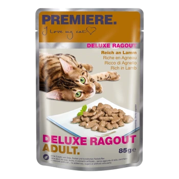 Hondenvoerzakje met een speelse tabby kat, gelabeld 'Deluxe Ragout' rijk aan lam, met een portie op een bord, 85g.