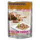 Tüte Katzenfutter mit einer verspielten getigerten Katze, mit dem Etikett 'Deluxe Ragout' reich an Lamm, mit einer Portion auf einem Teller, 85g.