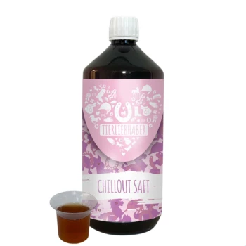 Eine Flasche "Chillout Saft" Haustierergänzung von Tierliebhaber, mit einem rosa Etikett, das Tierikonen zeigt, neben einer kleinen Tasse des Flüssigkeits.