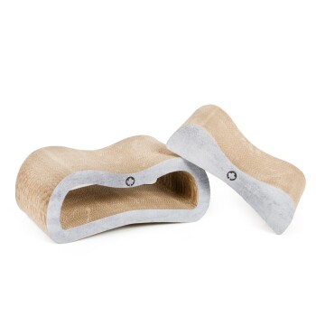 Zwei gebogene Kratzbäume für Katzen aus natürlichen Materialien, einer größer und einer kleiner, in einem hellbeigen Farbton mit glatten Kanten.