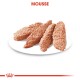 Nourriture pour animaux en mousse présentée sur une assiette blanche, avec quatre portions texturées et rosées, avec le mot "MOUSSE" en rouge gras au-dessus.